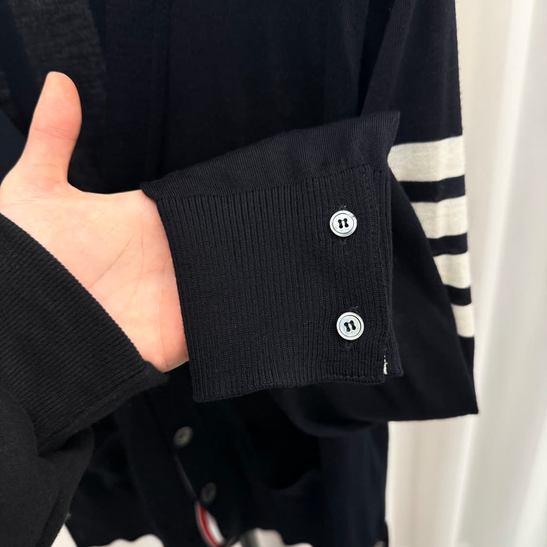 [25년 구매/ 3] 톰브라운 사선완장 울 가디건 네이비 상품이미지4
