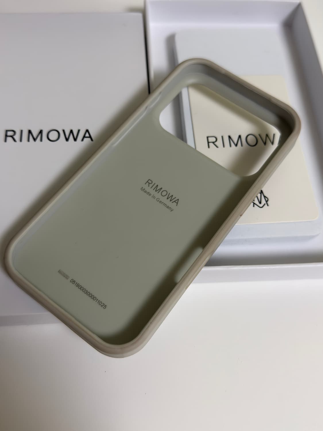 정품 리모와 아이폰17프로 실버 케이스 상품이미지4