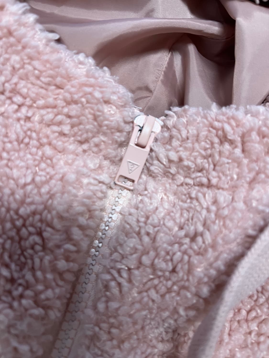 게스 핑크 후리스 후드집업 상품이미지3