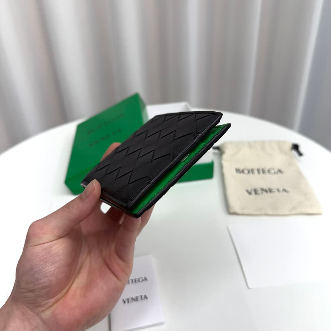 [25년 / 1회 착용] 보테가베네타 투톤 반지갑 블랙 그린 상품이미지6