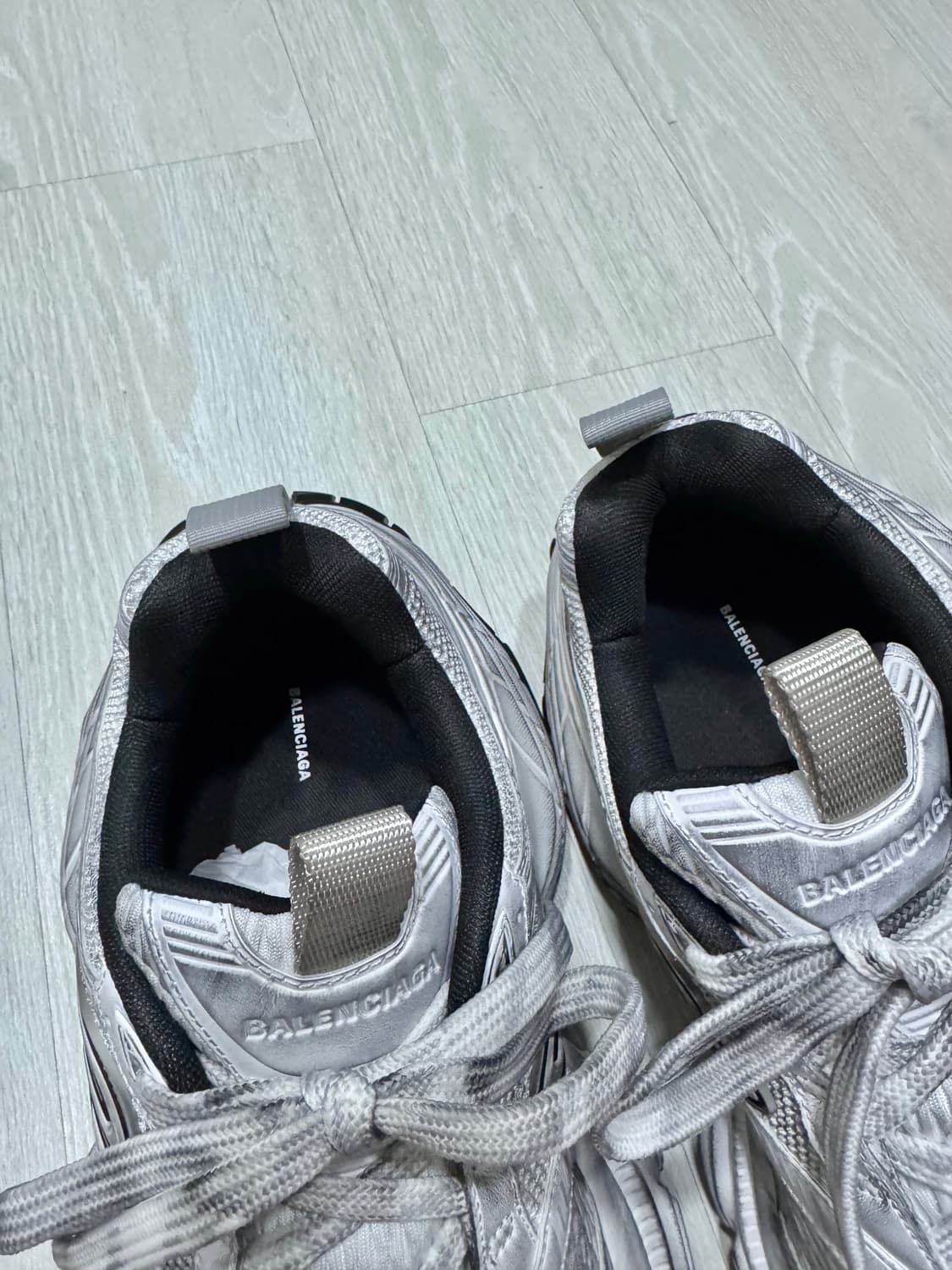 발렌시아가 10xl 화이트 42 사이즈 팝니다. 상품이미지7