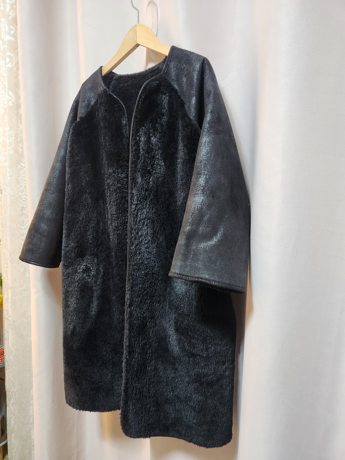 LIBERZEN 블랙 무스탕  코트 상품이미지2