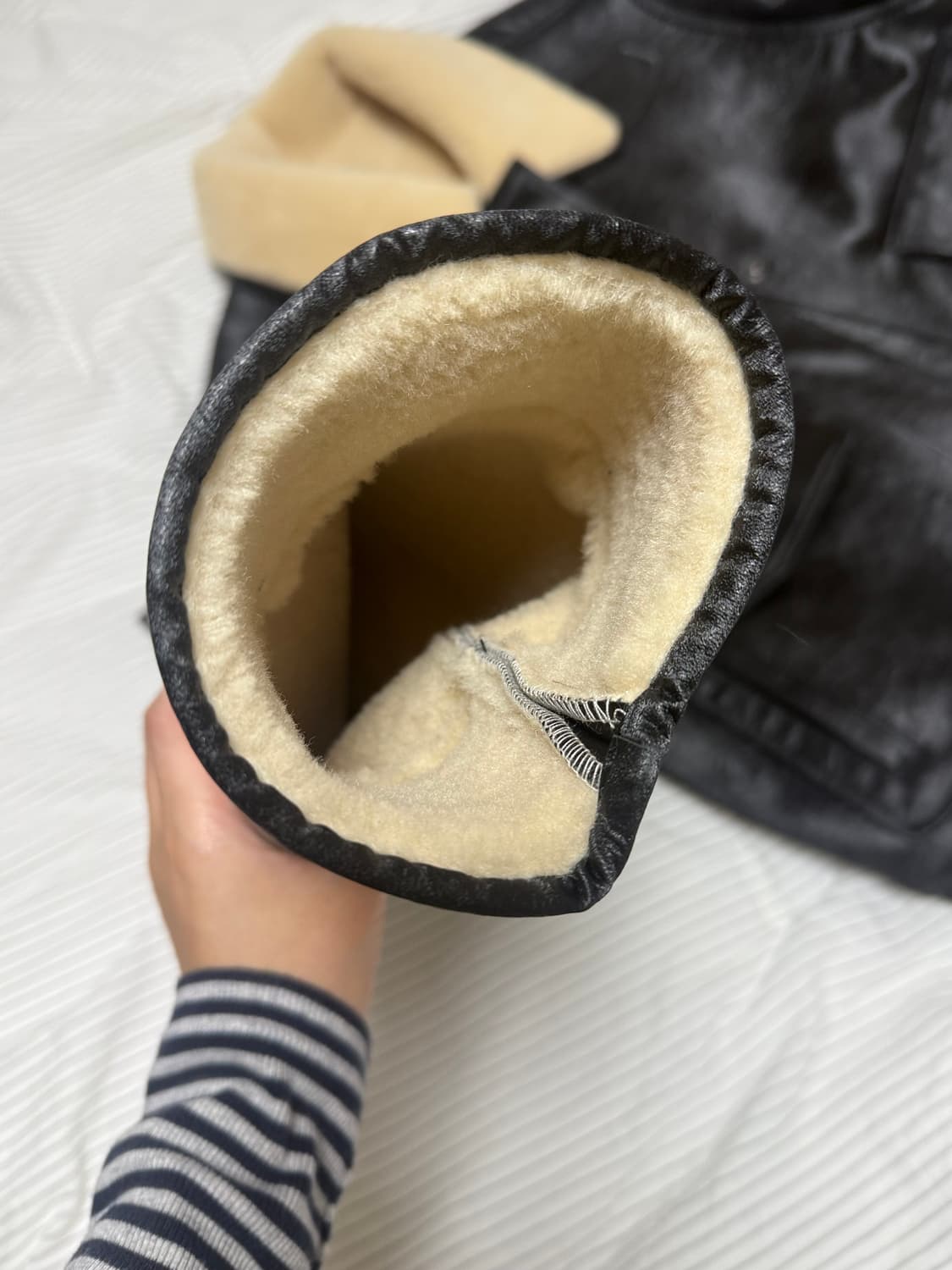 시야쥬 페이크 무스탕 봄버 자켓 팝니다. 상품이미지5