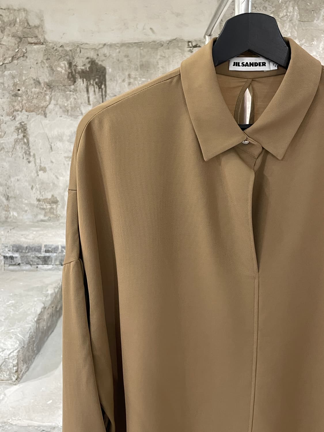 질샌더 베이지 논 버튼 타이 슬리브 레이온 셔츠 상품이미지2