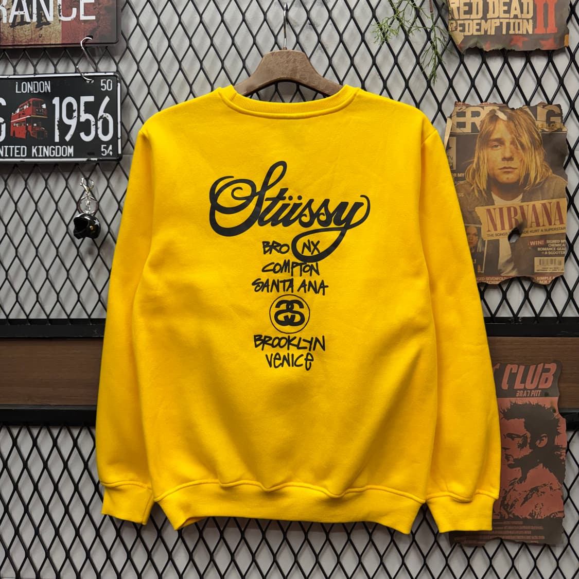 스투시 월드투어 크루넥 스웻셔츠 전후면 레터링 포인트 옐로 상품이미지2