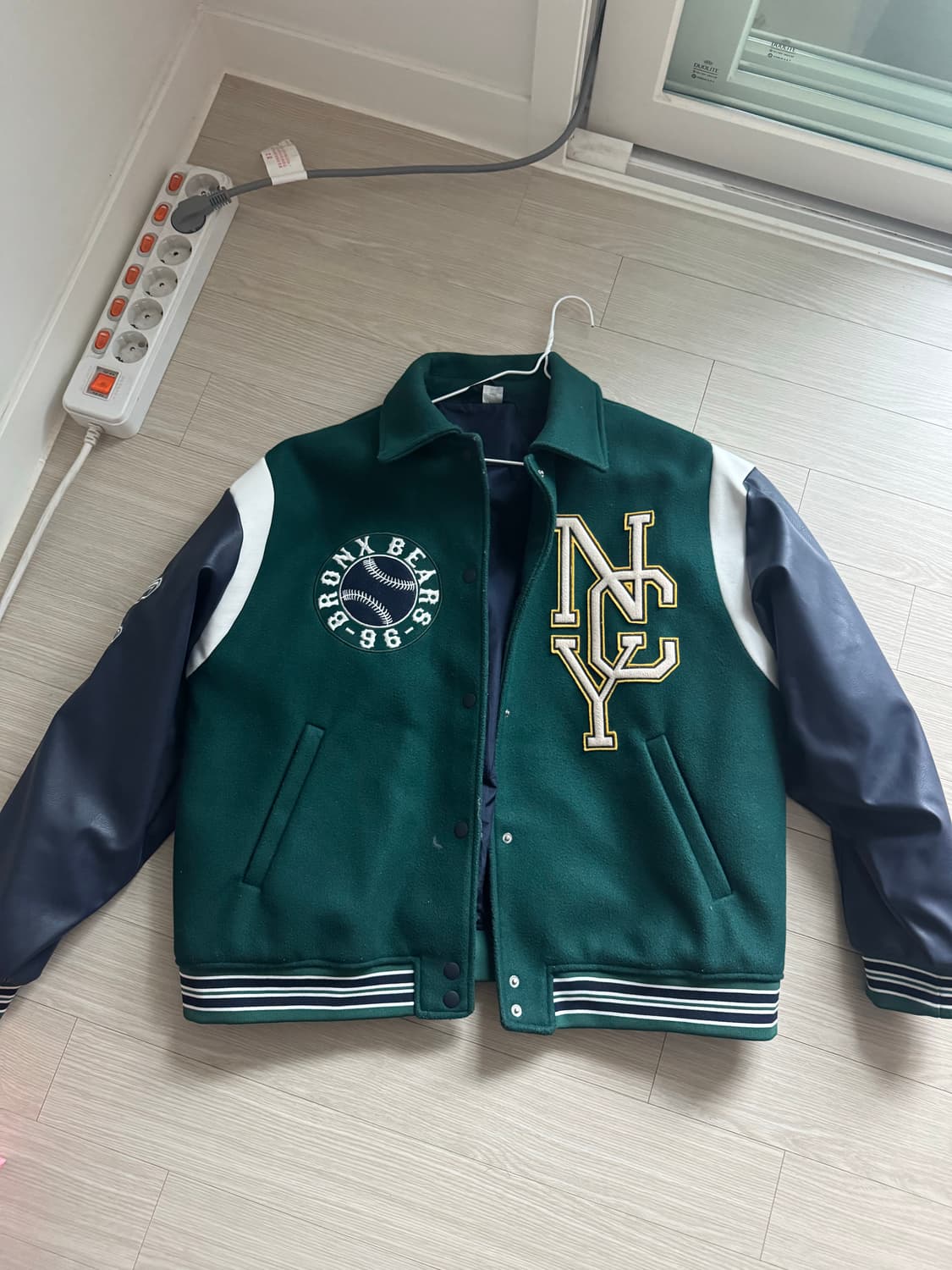 바시티 자켓 팝니다 상품이미지1