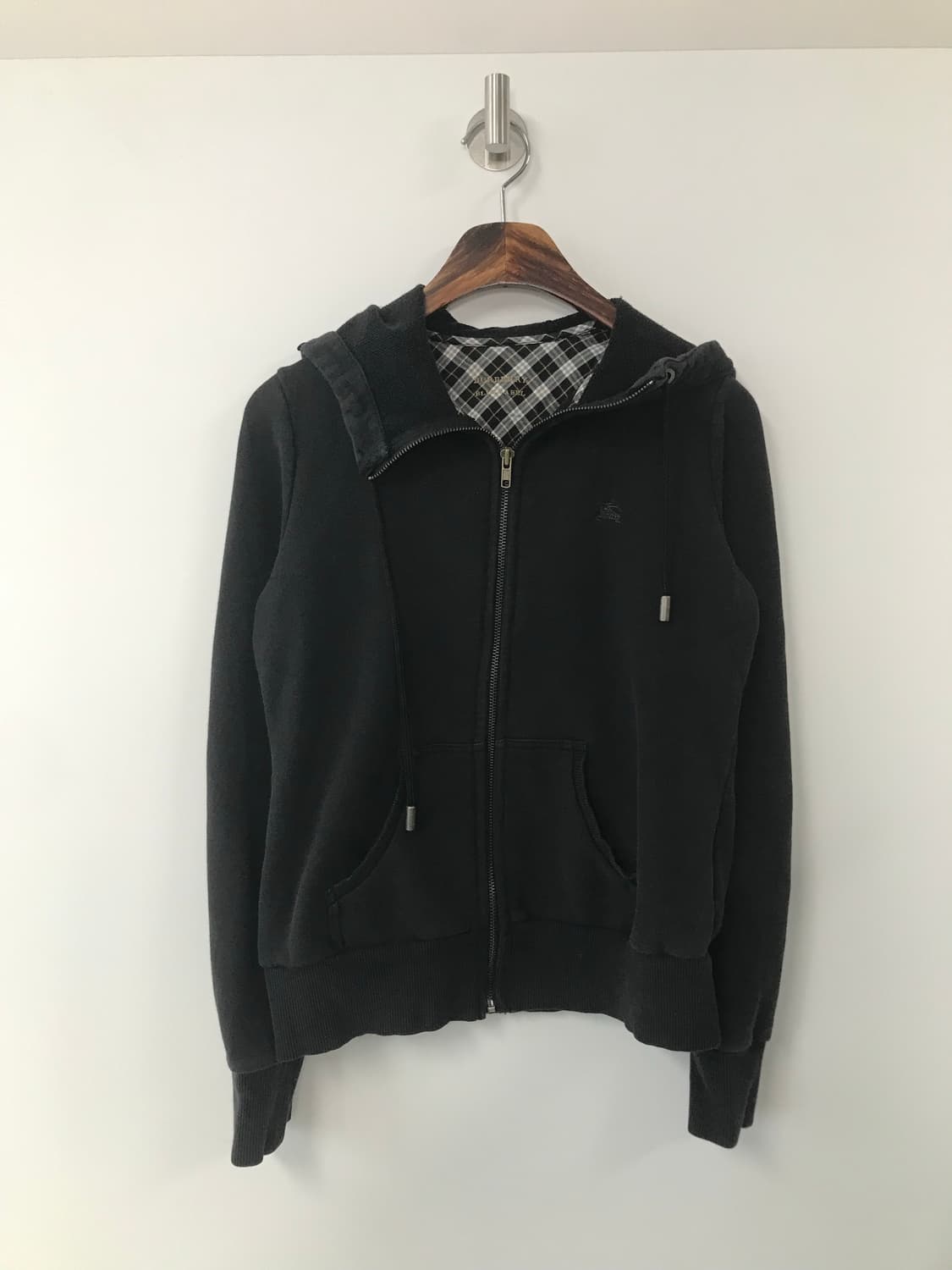 버버리 블루라벨 자수로고 블랙 후드집업 상품이미지2