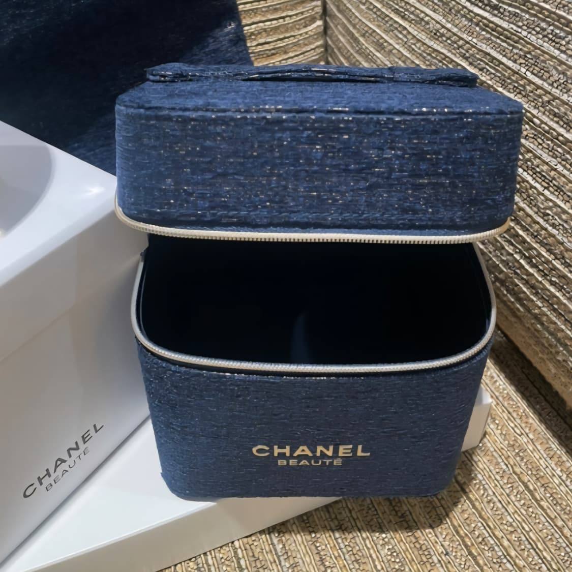 샤넬 23년 트위드 베니티 파우치+에코백+헤어악세사리 상품이미지3