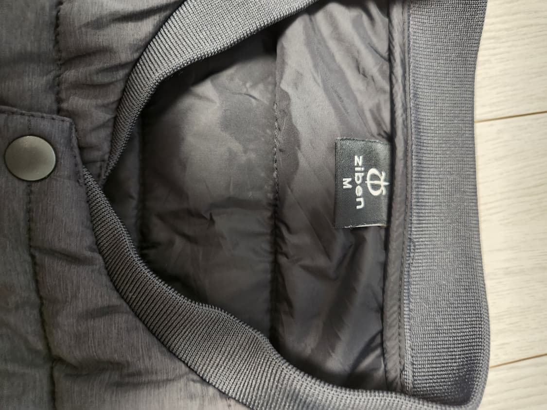 지벤 경량 패딩조끼 사이즈m

오염 하자 없이 깨끗해요^^

세탁해뒀어요 상품이미지2