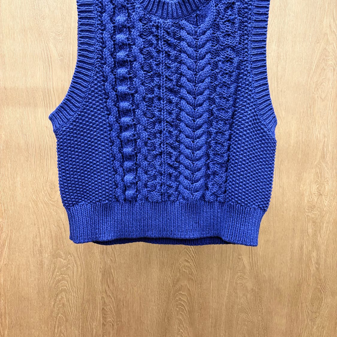 코스 니트 베스트 케이블 니팅 씨드 스티치 골지 마감 디테일 블루 상품이미지5
