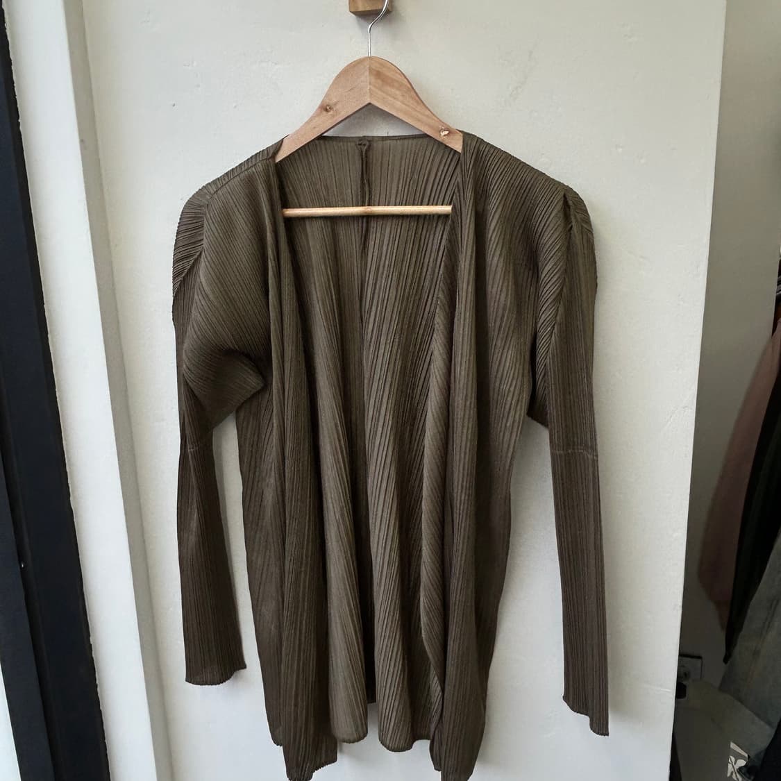 플리츠플리즈 카키 가디건&플리츠플리즈 카키 팬츠  상품이미지2