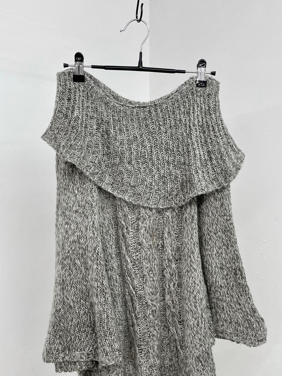 그레이 오프숄더 여리 니트 🩶 상품이미지4