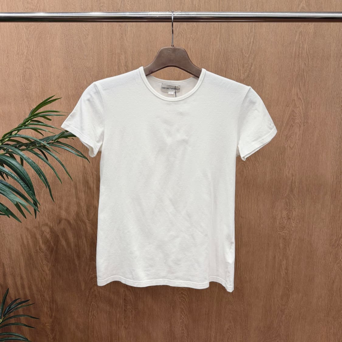 엠포리오 아르마니 라운드넥 반팔 티셔츠 백 로고 레터링 디테일 화이트 상품이미지1