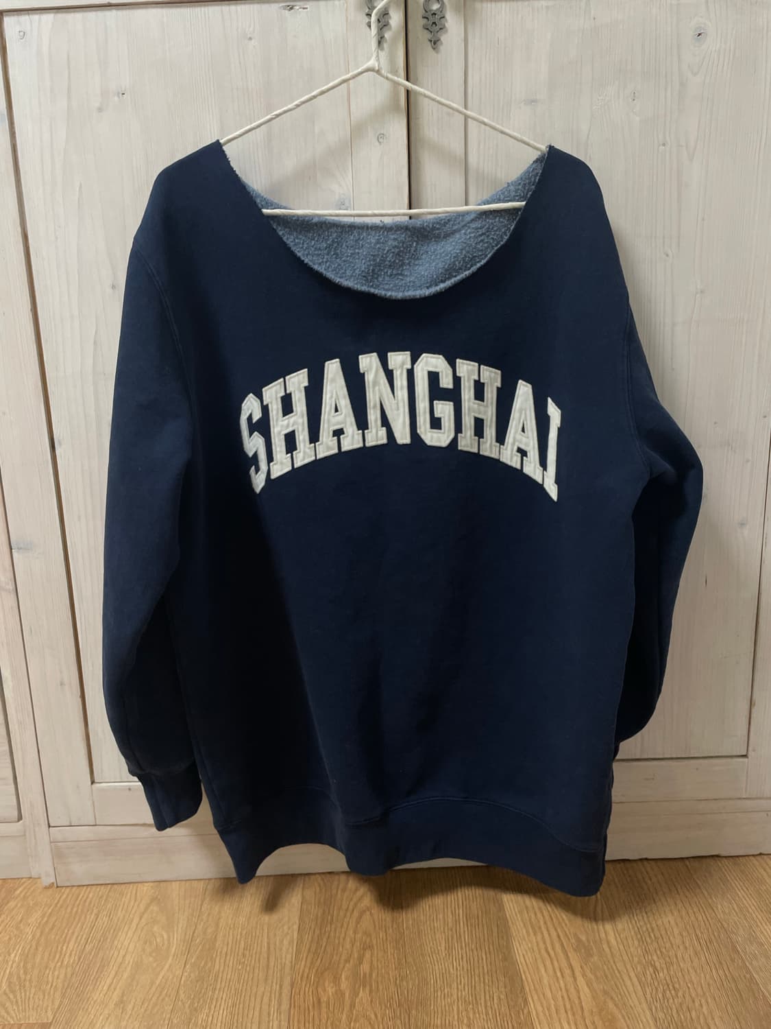 브랜디멜빌 원숄더 네이비 맨투맨 레터링 상하이 상품이미지2