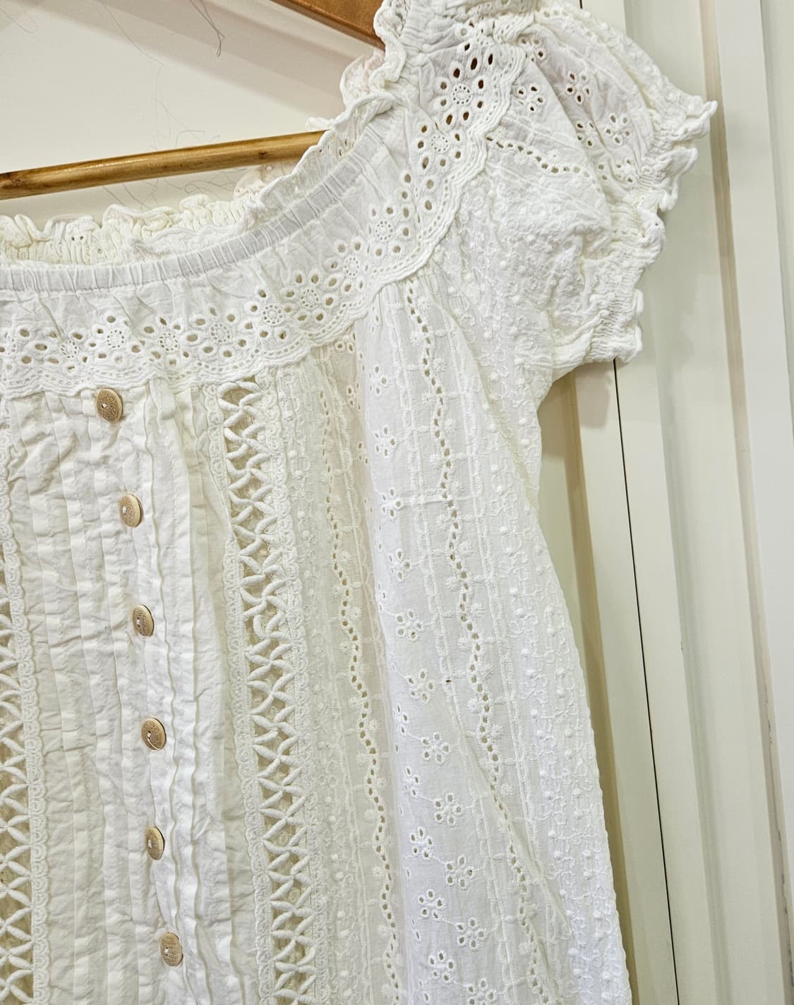 리즈리사(LIZ LISA) 펀칭 레이스 오프숄더 블라우스 상품이미지4