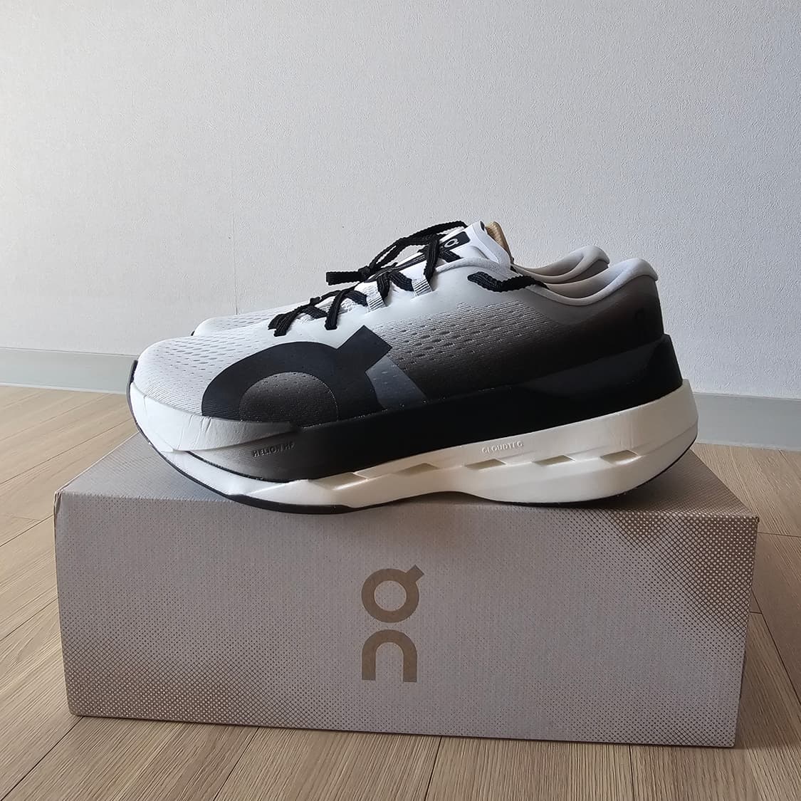 280 새제품) 온 러닝 클라우드붐 맥스 화이트 블랙 런닝화 러닝화 상품이미지3