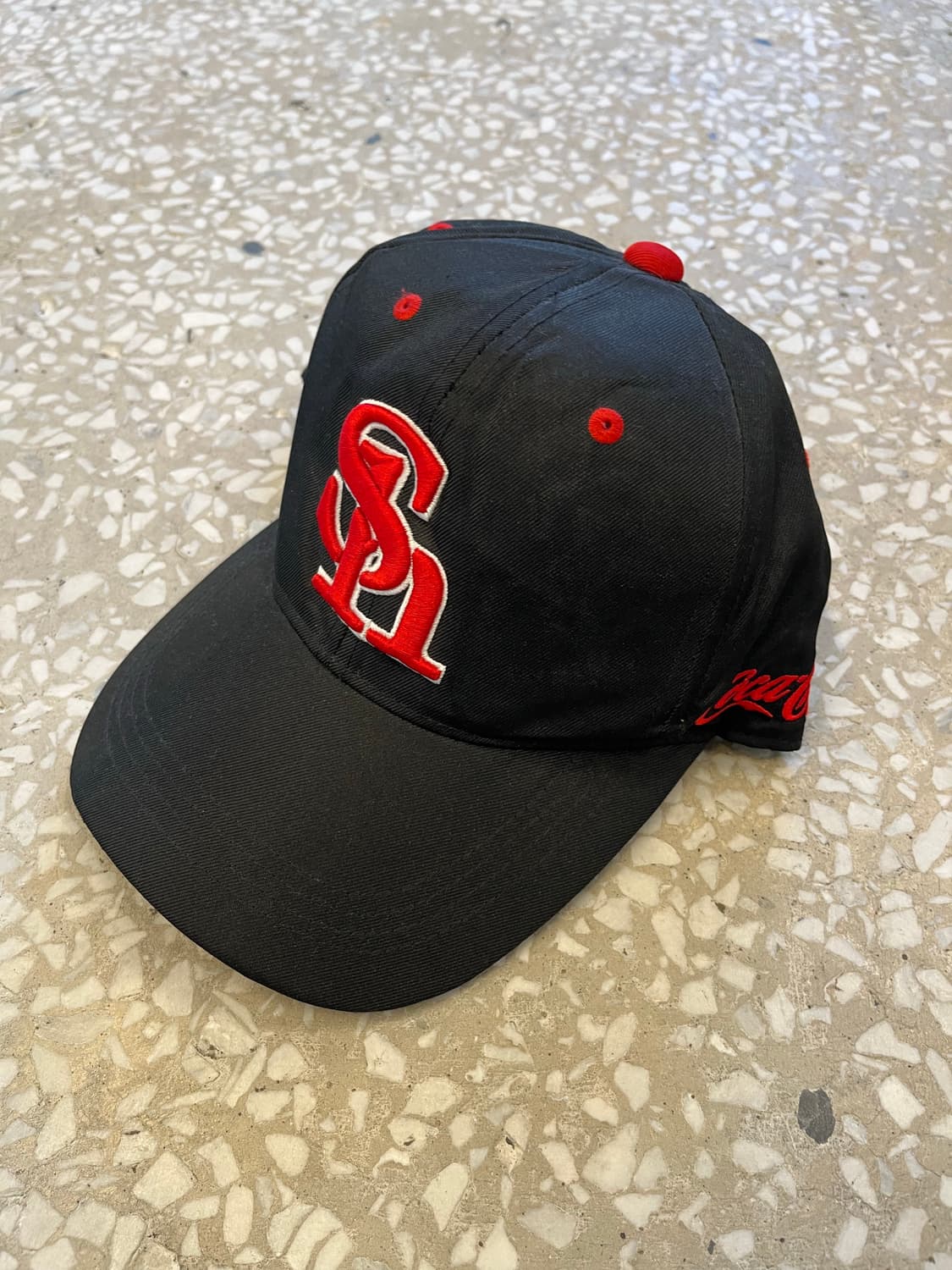 Vintage Black Red Emblem Baseball Cap 상품이미지1