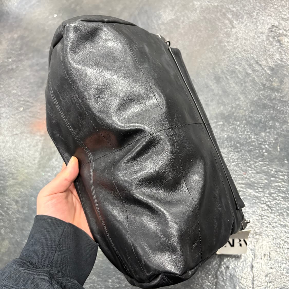 자라 블랙 레더 체인 숄더백 상품이미지3