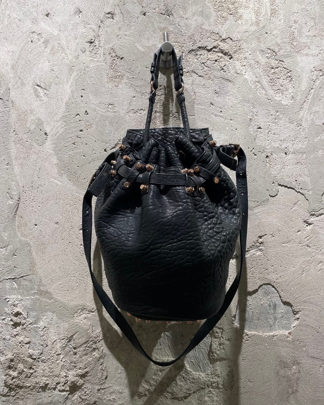 알렉산더 왕 블랙 로즈골드 디에고 레더 버킷백 상품이미지4