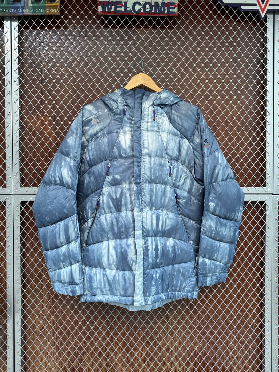 데상트 구스다운 타이다이 스톤 패턴 경량패딩 M 상품이미지1