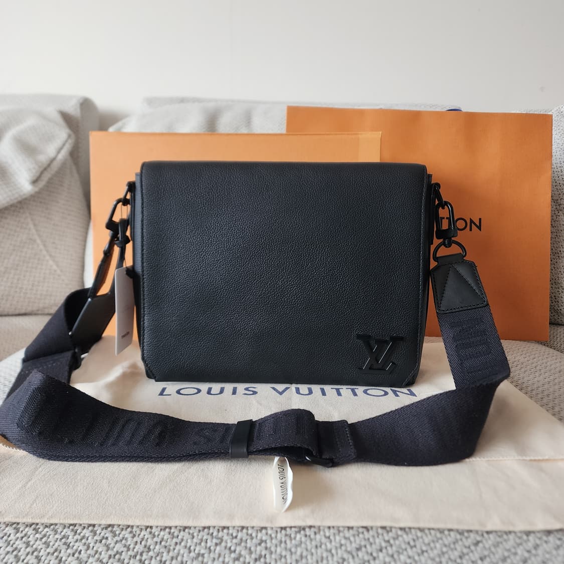 전시품급 루이비통 토뤼옹 에어로그램 메신저백 블랙 상품이미지1
