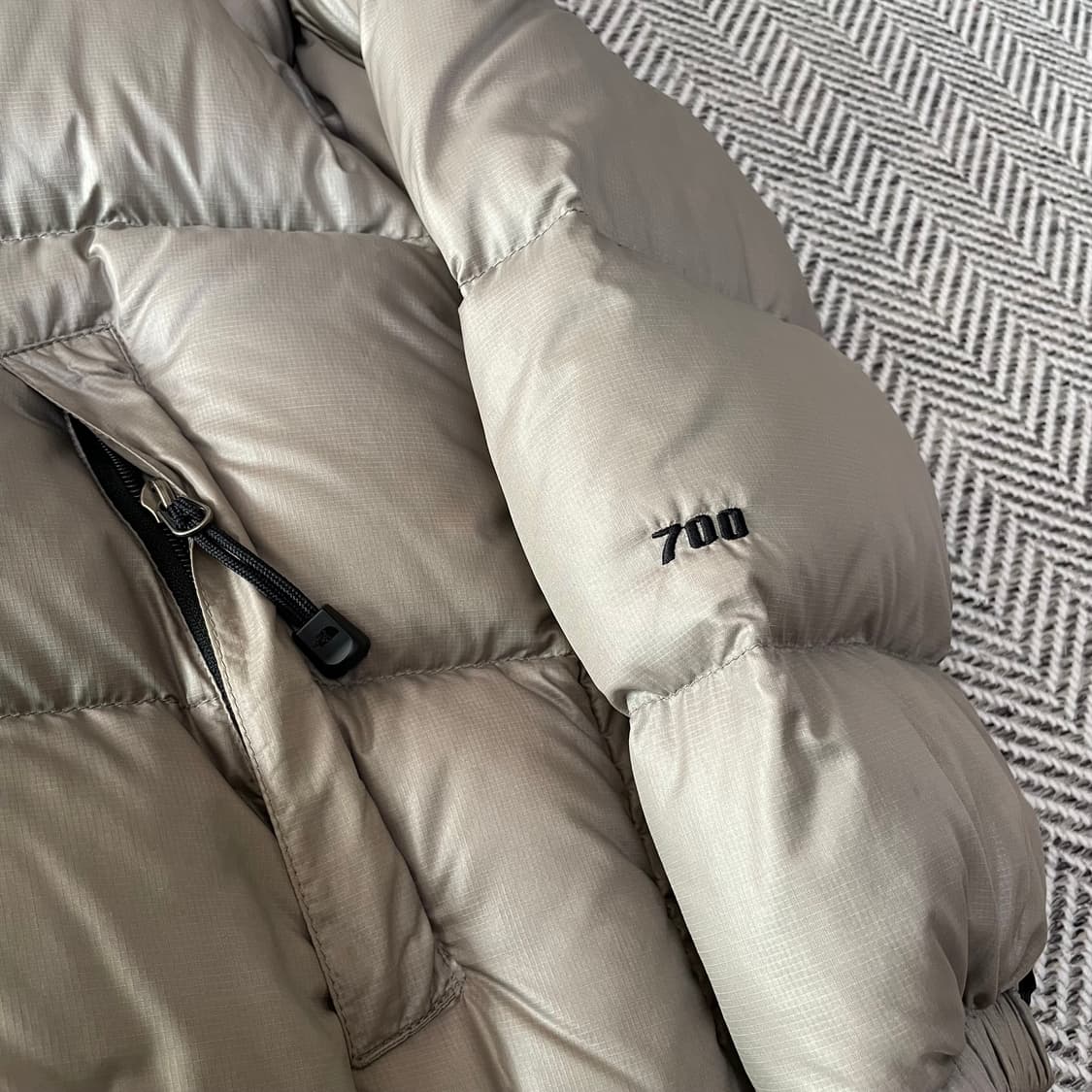[90] 노스페이스 센터로고 베이지 700 눕시 패딩 상품이미지4