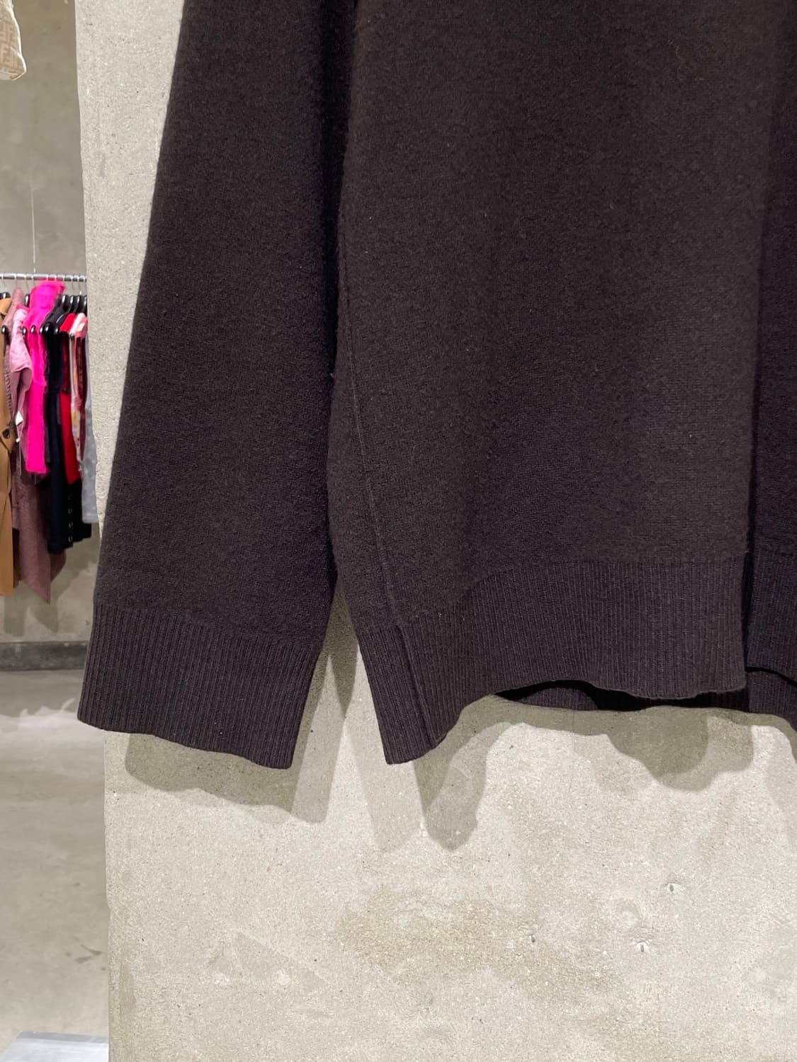 타임 옴므 다크 브라운 U넥 스웨터 상품이미지4