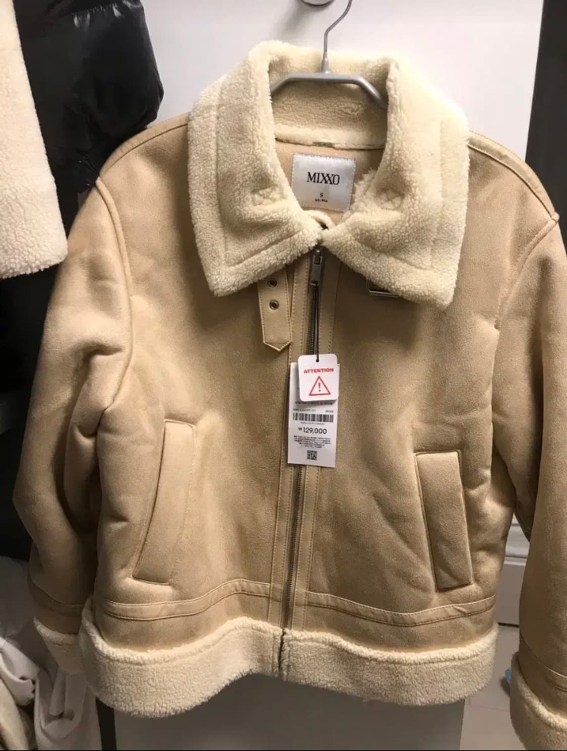 택도 안 땐 무스탕 팝니다 정가 129,000원 상품이미지1