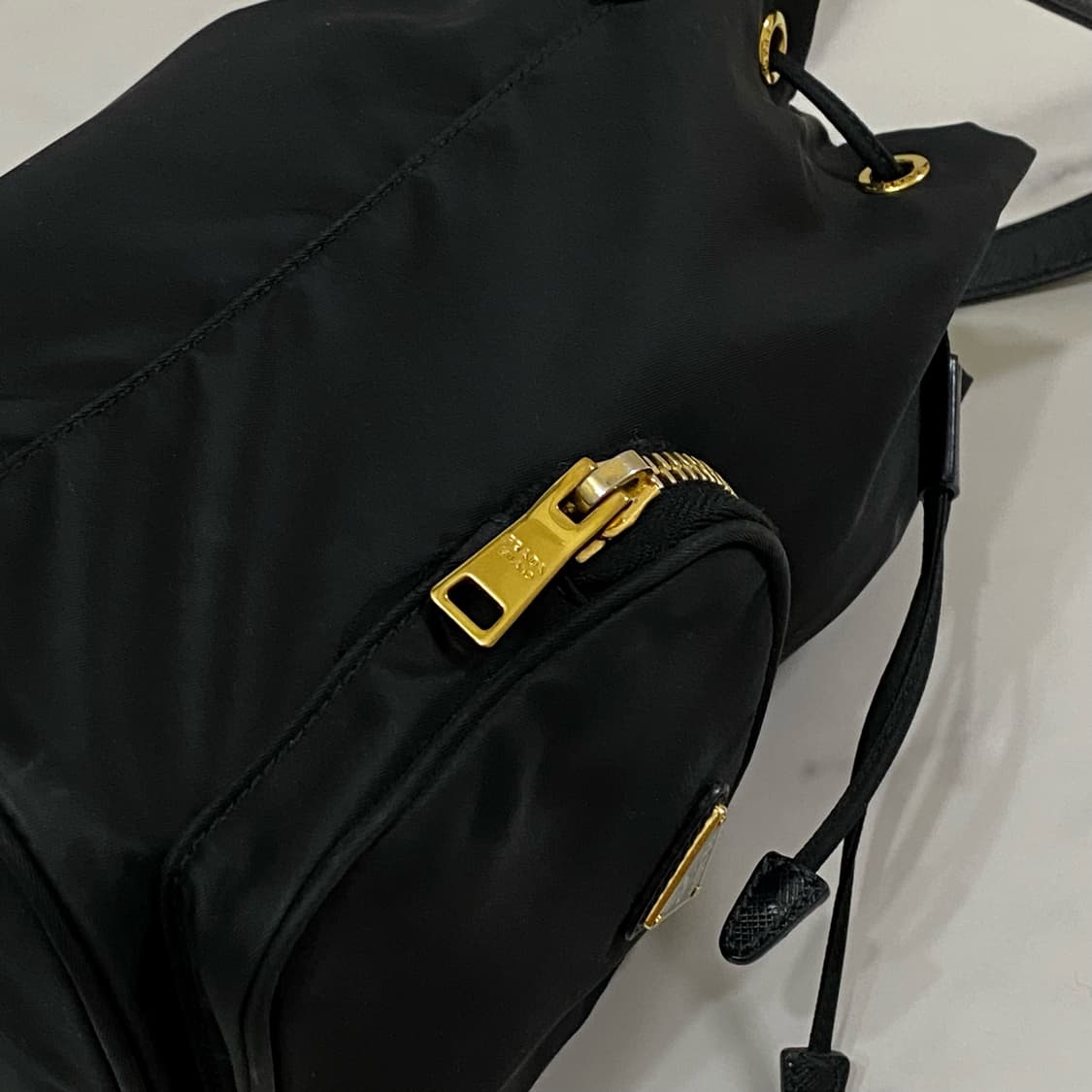 프라다 듀엣 리나일론 삼각로고 버킷백 1BH038 블랙 상품이미지2