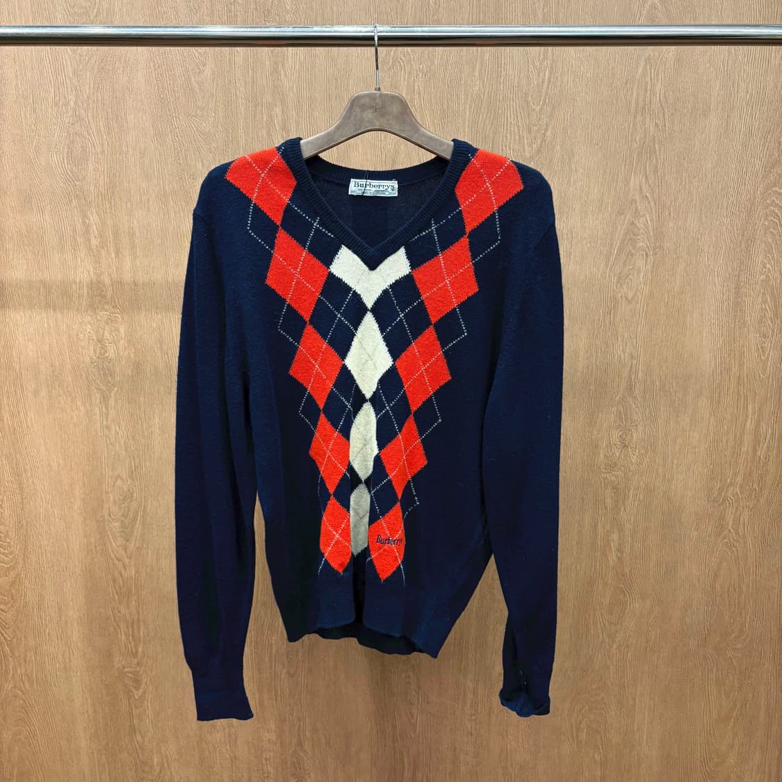 버버리 브이넥 니트 아가일 패턴 로고 자수 디테일 루즈핏 네이비 상품이미지2