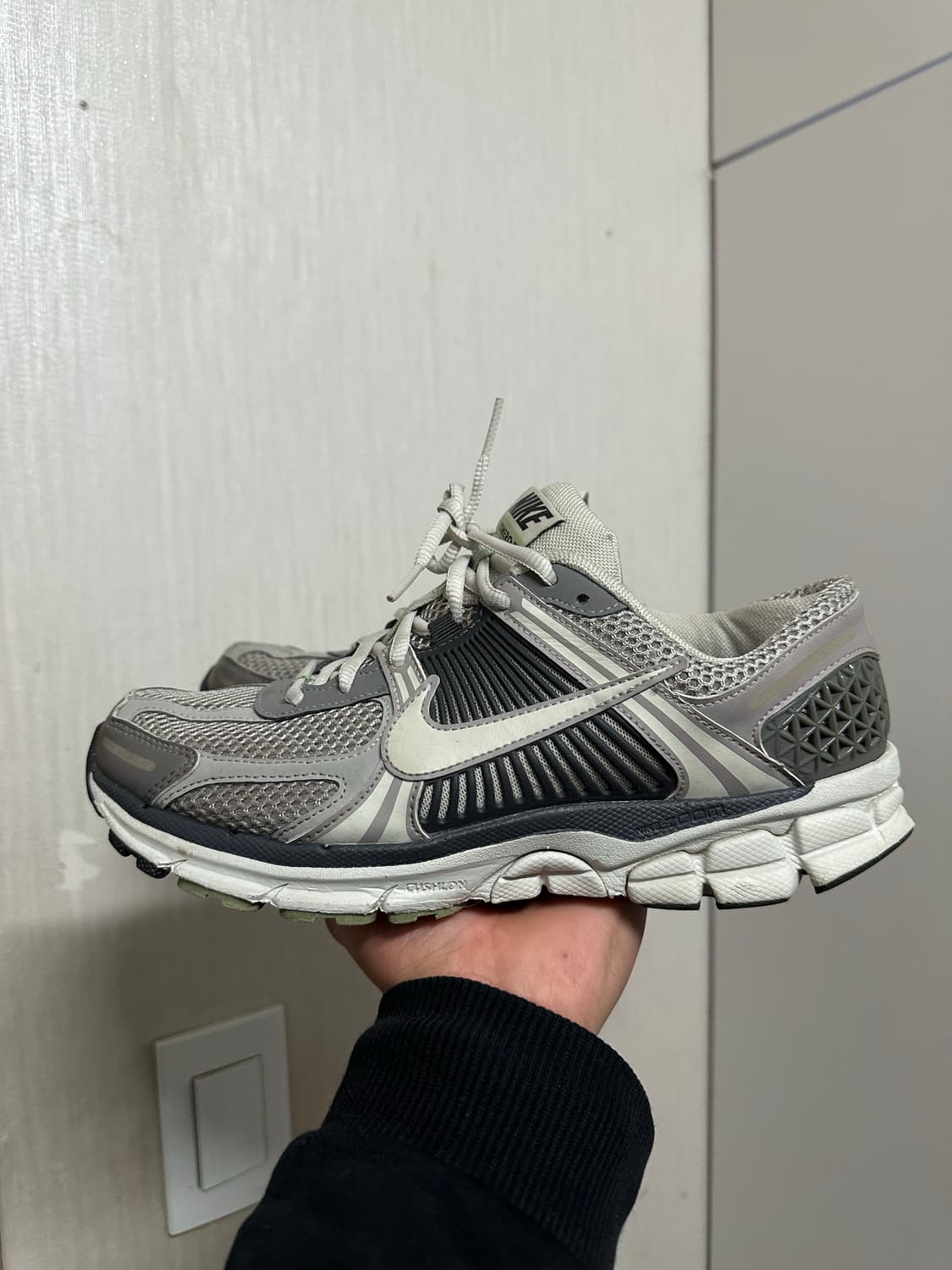 나이키 줌 보메로 5 회색 운동화 265mm 상품이미지1