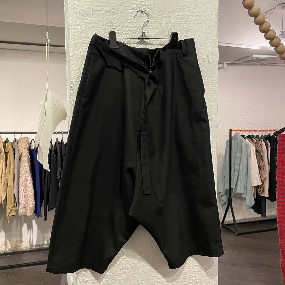 요지야마모토 벨티드 랩 하카마 팬츠 상품이미지1