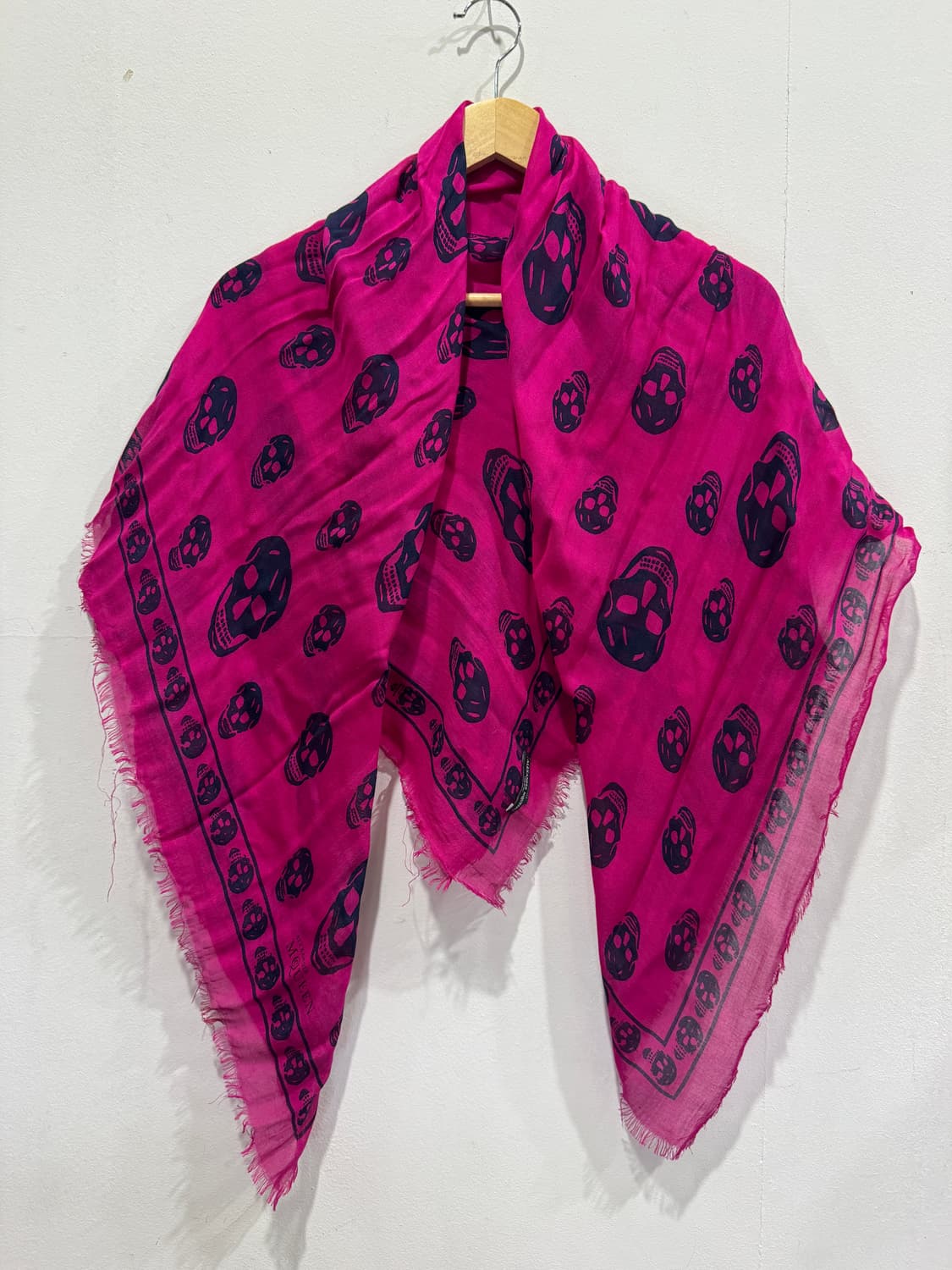 알렉산더 맥퀸 스컬 패턴 핫핑크 스카프 정품 상품이미지1