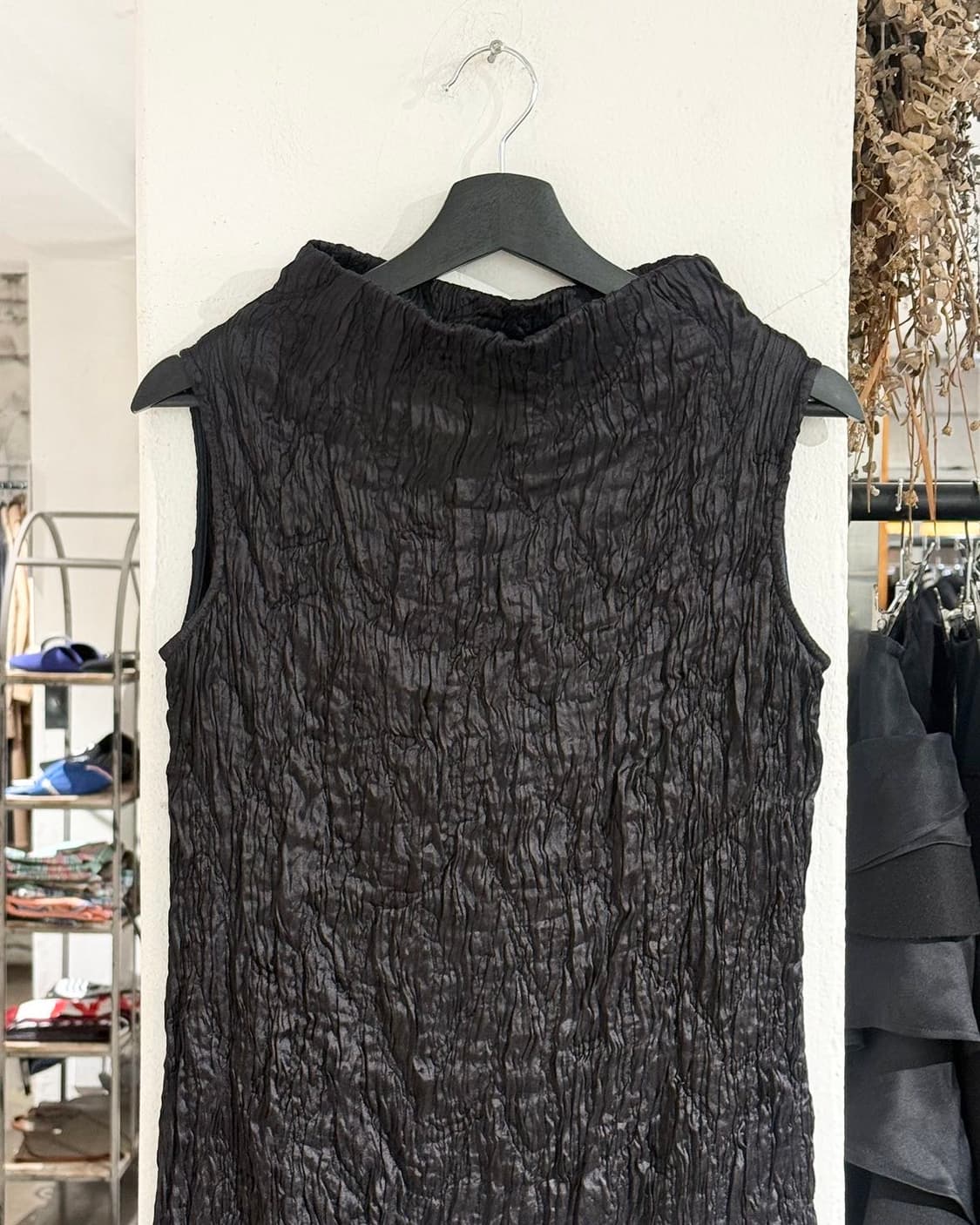 두산 블랙 링클 플리츠 실크 슬리브리스 원피스 상품이미지2