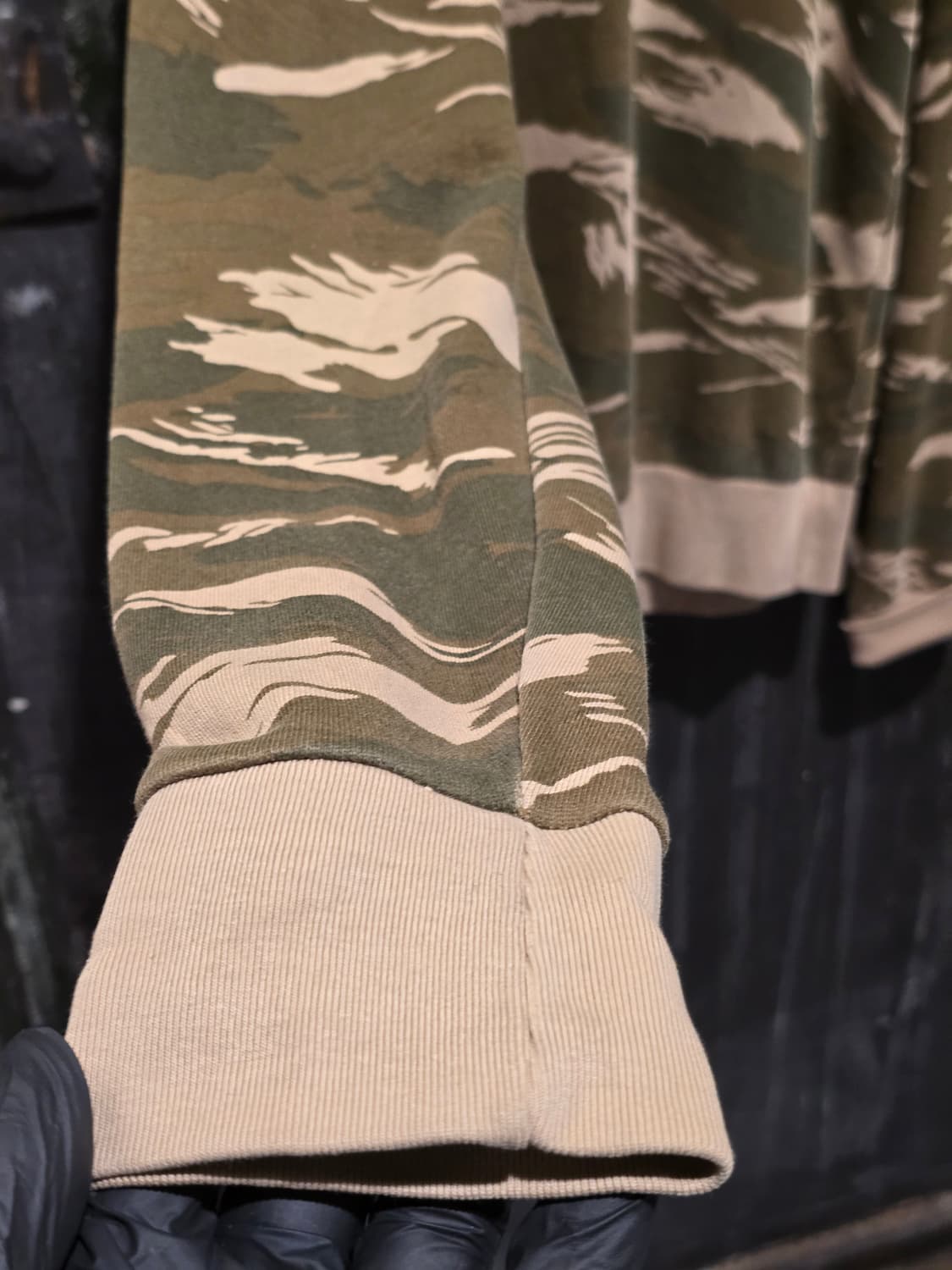 Camouflage Raglan Sleeve Sweatshirt 상품이미지2