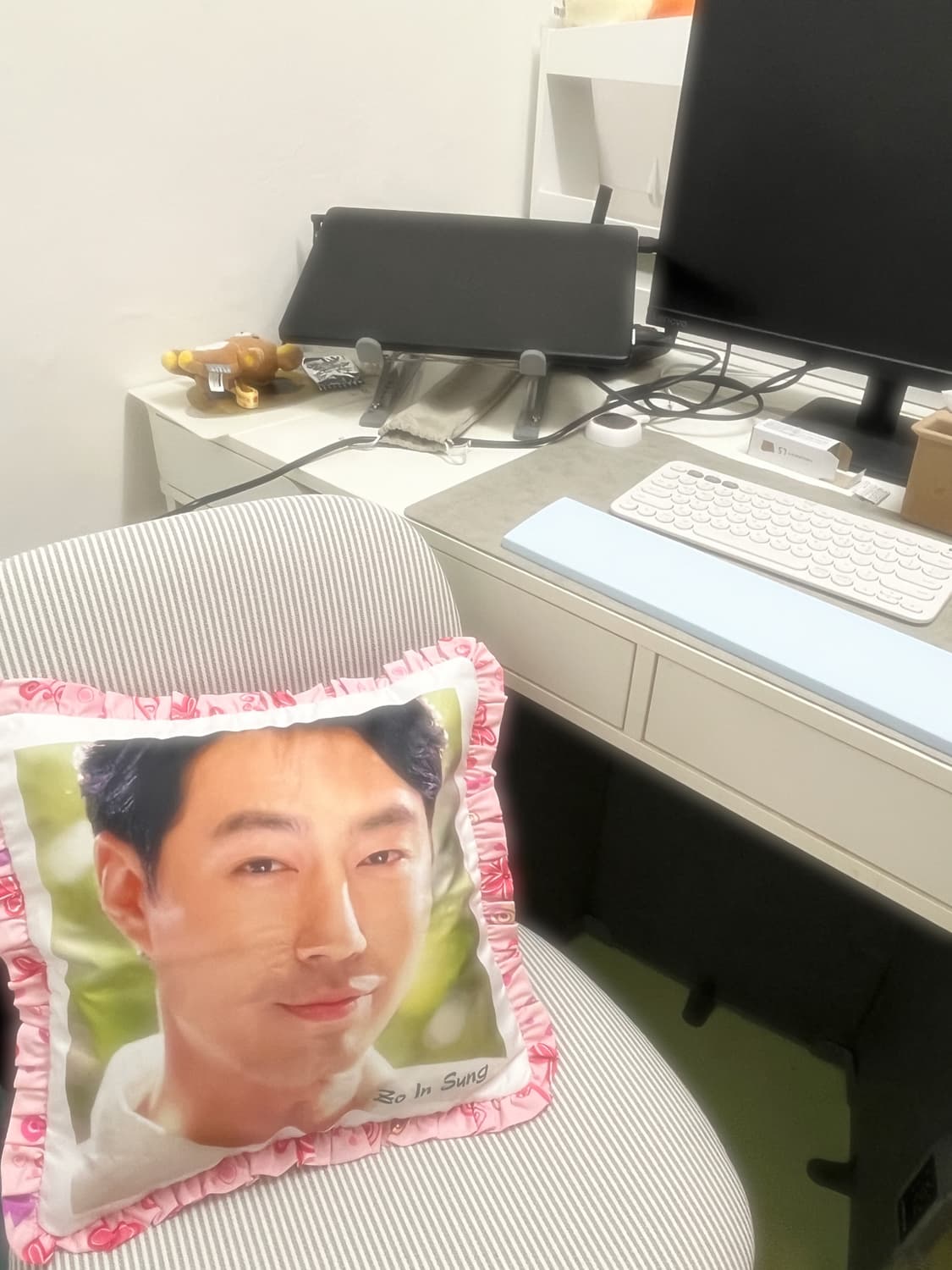 그윽한 눈빛의 조인성 쿠션 〰️ 상품이미지2