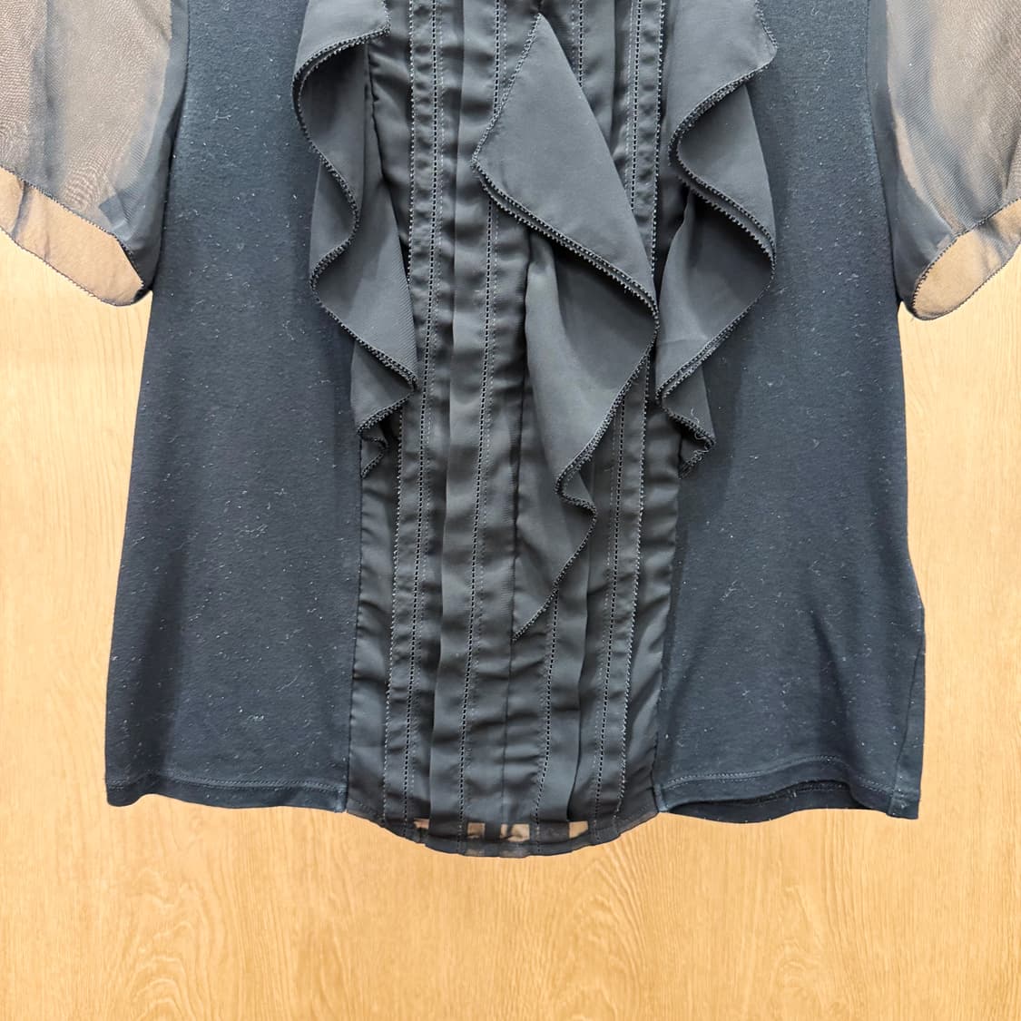 꾸레쥬 프릴 반팔 블라우스 시스루 슬리브 디테일 슬림핏 블랙 상품이미지5