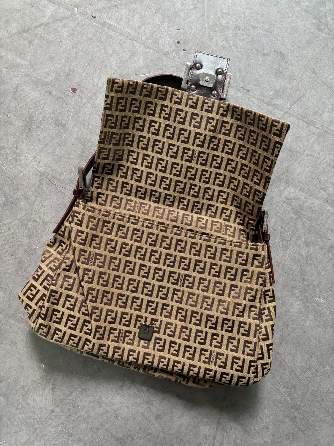 Fendi 펜디 FF 주카 패턴 숄더백 상품이미지6