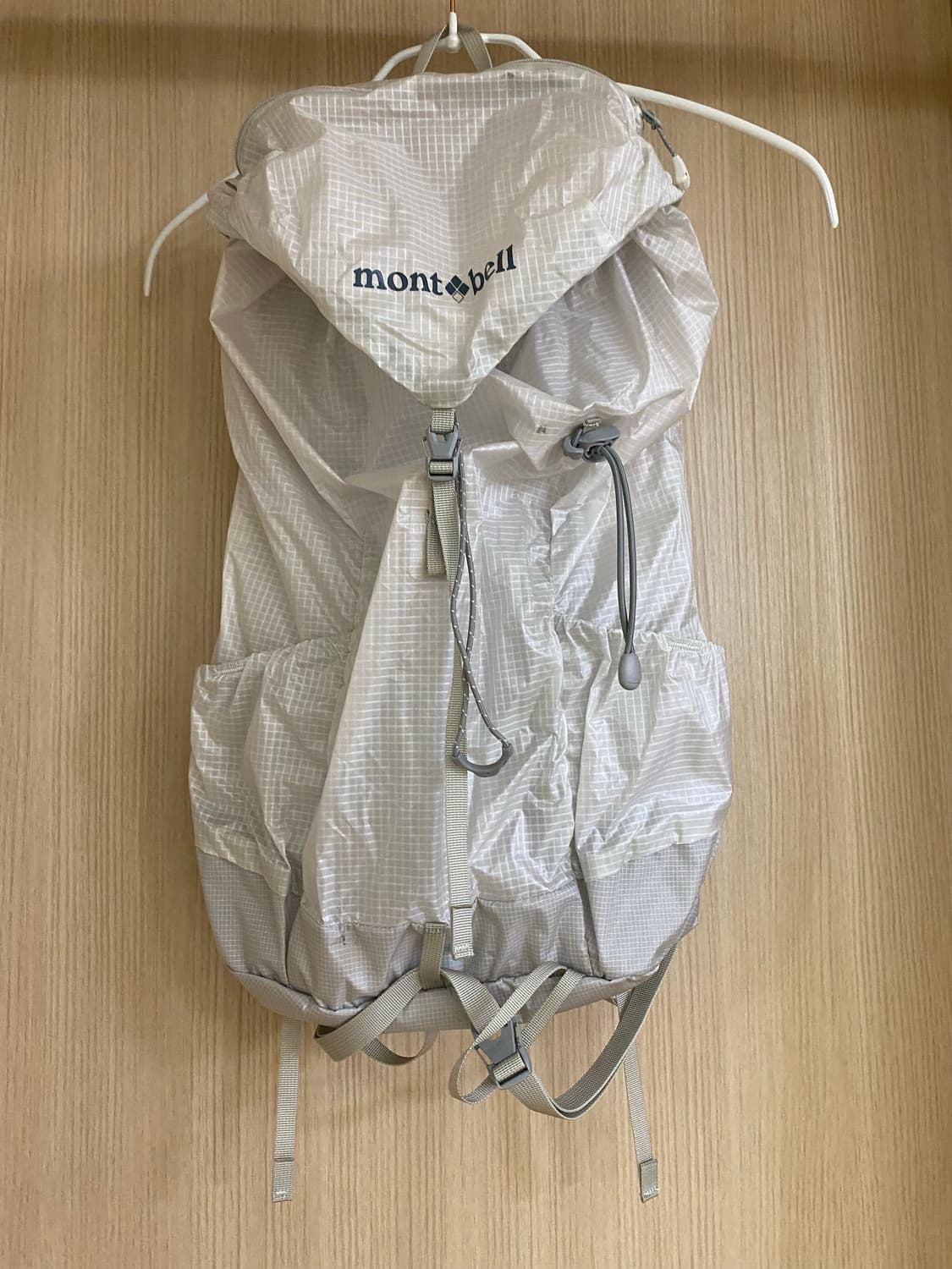 몽벨 버사라이트 백팩 차정원착용 상품이미지1