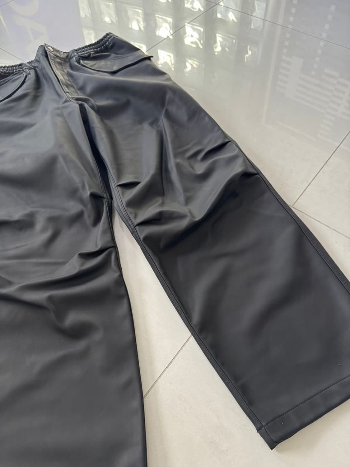 FAKE LEATHER OVERPANTS 인조가죽 오버팬츠 상품이미지3