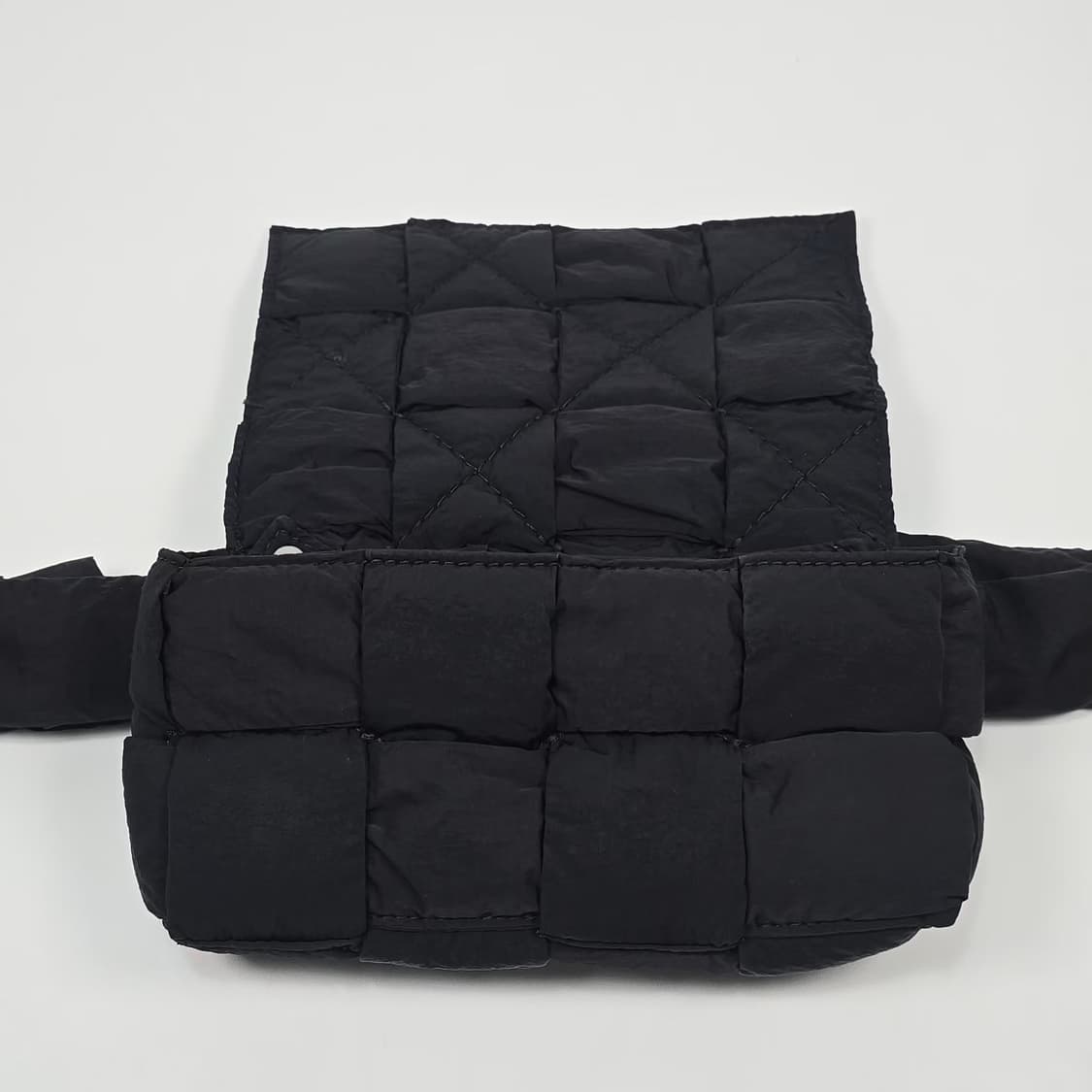 보테가베네타 패디드 테크 미니 카세트 벨트백 상품이미지8