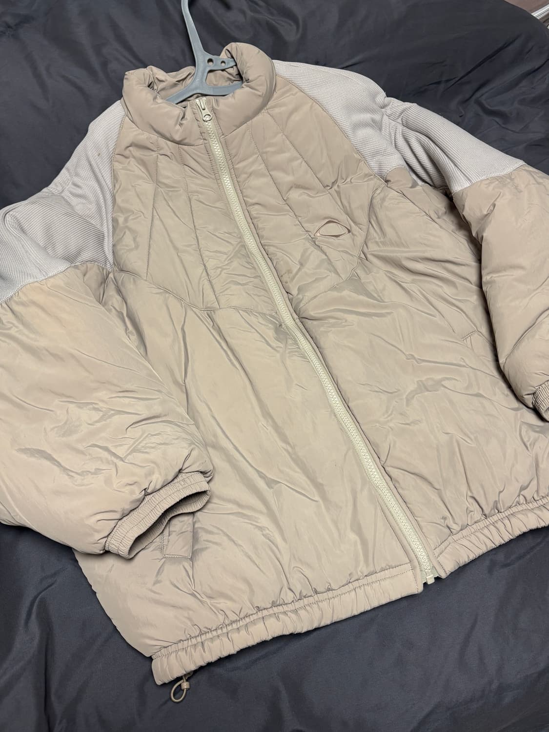 [L] 미스치프 롬버스 팀 다운 자켓 베이지 상품이미지3