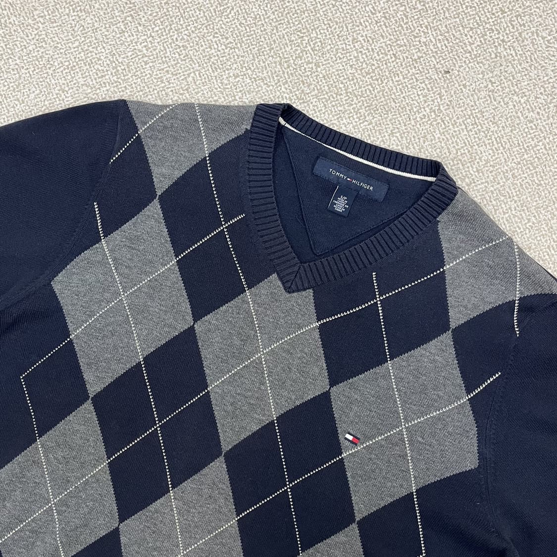 [S] 타미힐피거 아가일 체크 브이넥 니트 네이비 3938 상품이미지4