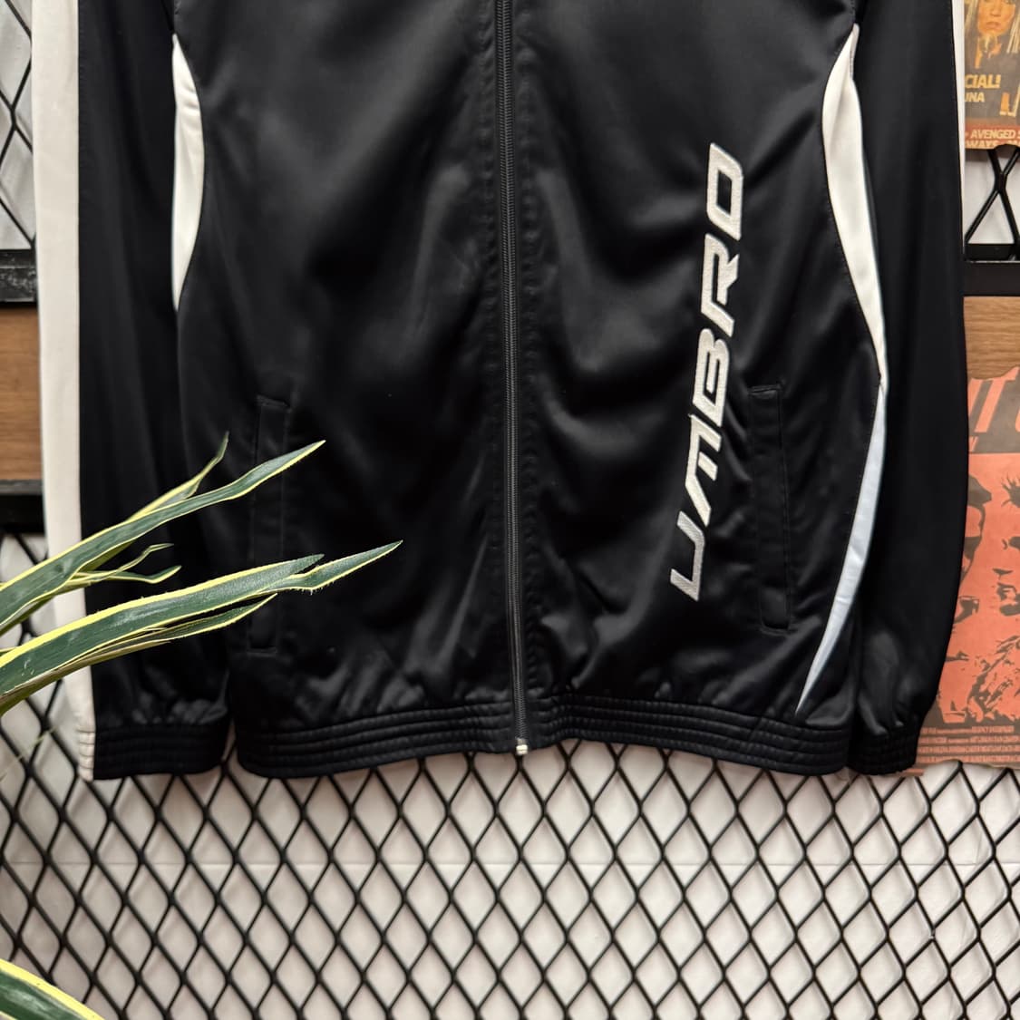 00s 엄브로 트랙자켓 전면 자수 로고 포인트 블랙 상품이미지4