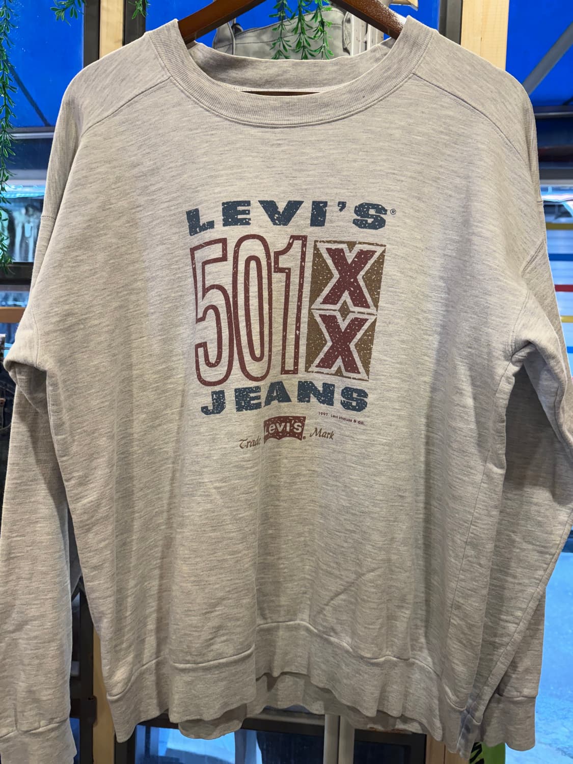 리바이스 501 프린팅 그레이 맨투맨 상품이미지1