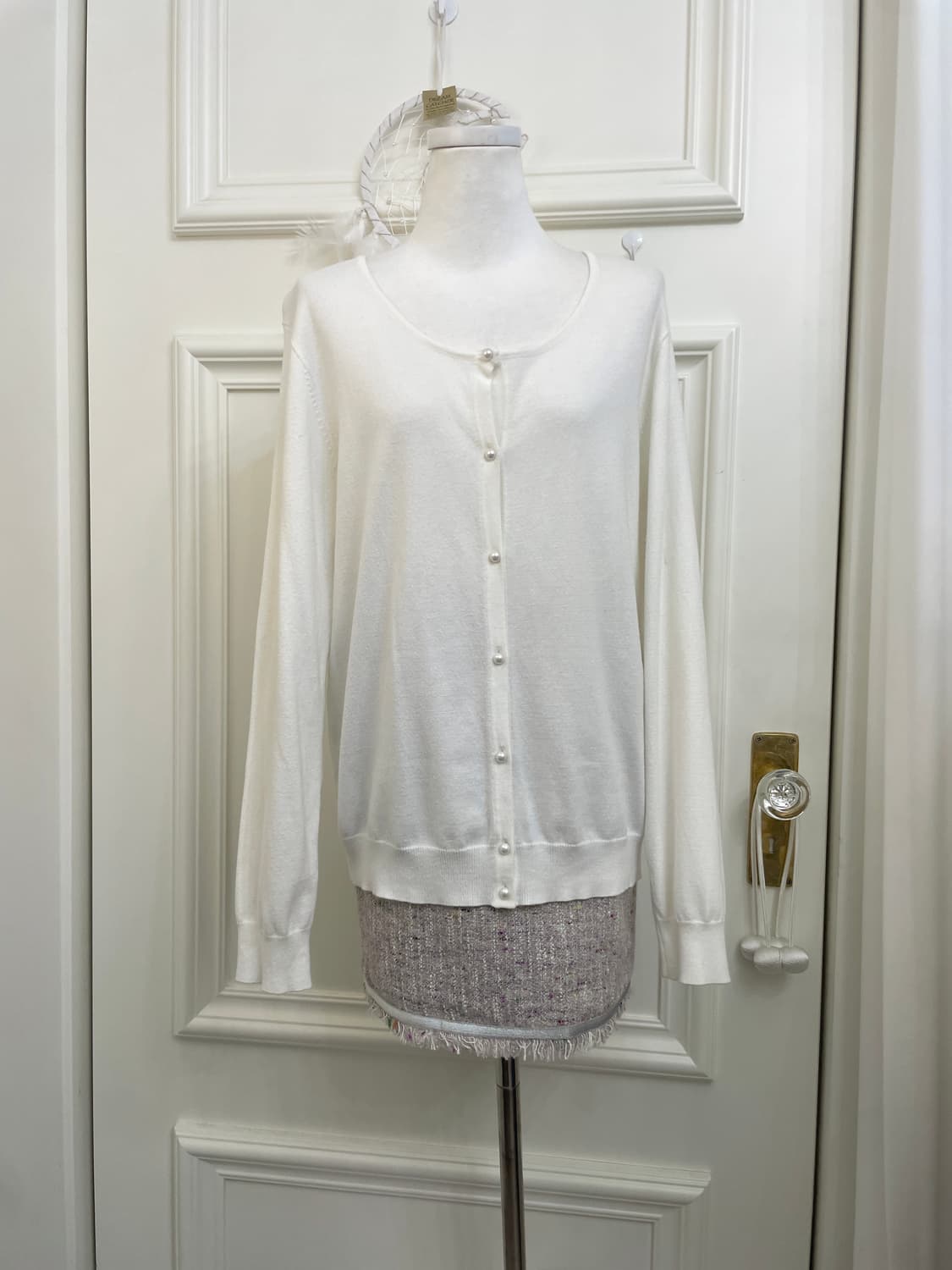 white pearl button pure cardigan 상품이미지1