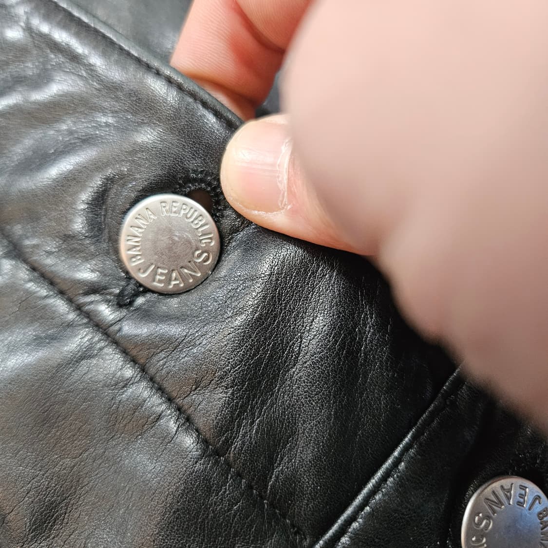 바나나리퍼블릭 유광 버튼 숏 가죽자켓 XS size 상품이미지5