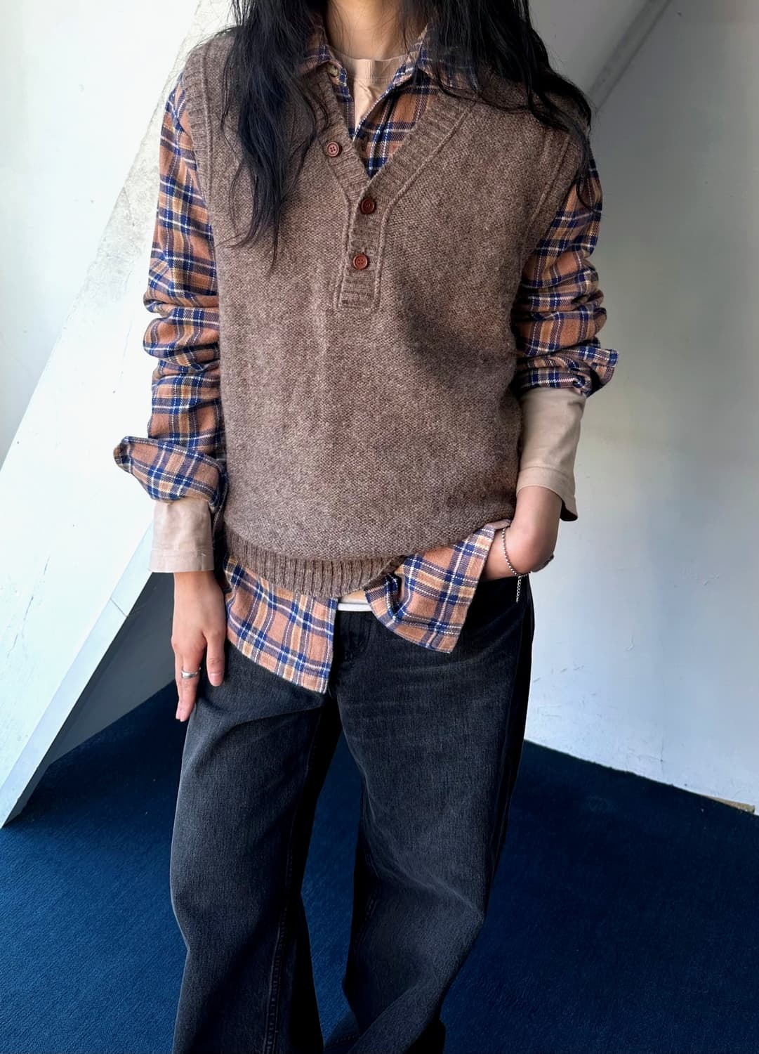 Wool v-neck design knit vest 상품이미지9