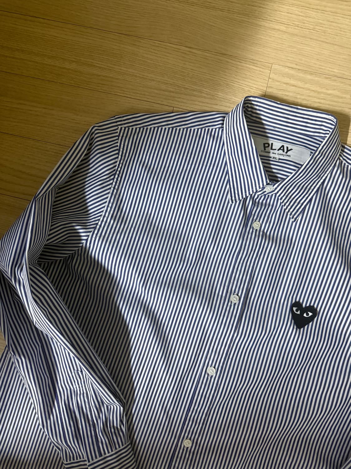 플레이 꼼데가르송 블랙 하트 스트라이프 버튼 다운 셔츠 블루 XL 상품이미지2