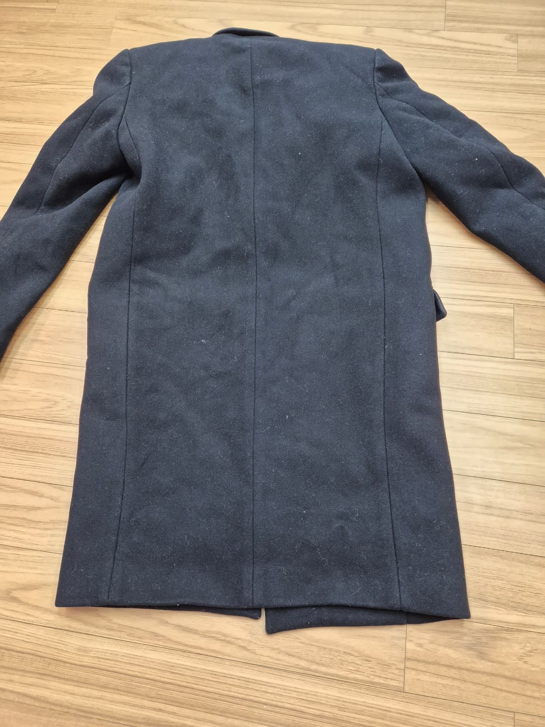 솔리드 옴므 블랙 코트 판매합니다. 무난한 디자인이라서 어디에나 잘 어울 상품이미지2